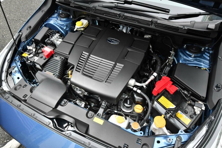 2リッター水平対向4気筒エンジンは単体で最高出力145PSを発生。エンジンルームにはアイドリングストップ用とその他の補機用の2つの12Vバッテリーが備わっている。