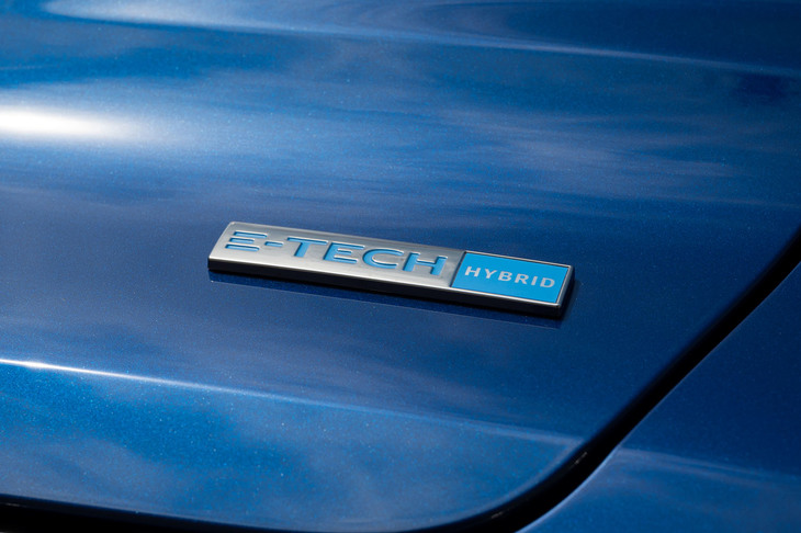エクステリアにおける純ガソリン車との違いは少なく、テールゲートに備わる専用のバッジでそれとわかる程度だ。