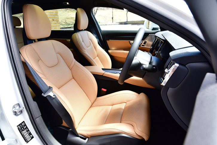今回試乗した「サマム」にはベンチレーション機能やマッサージ機能付きのフロントシートが標準装備される。