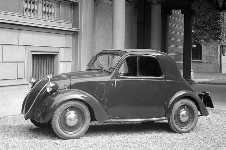 1936年に登場した初代「フィアット500」。イタリアにモータリゼーションをもたらした名車で、“トポリーノ（ハツカネズミ）”の愛称で親しまれた。