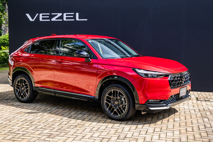 ホンダアクセスが手がける純正アクセサリーパーツを「ヴェゼル」に装着した「スポーツスタイル」と呼ばれるコーディネート。ベルリナブラックのフロントグリルやブラックエンブレムでアグレッシブな印象に仕上げられている。