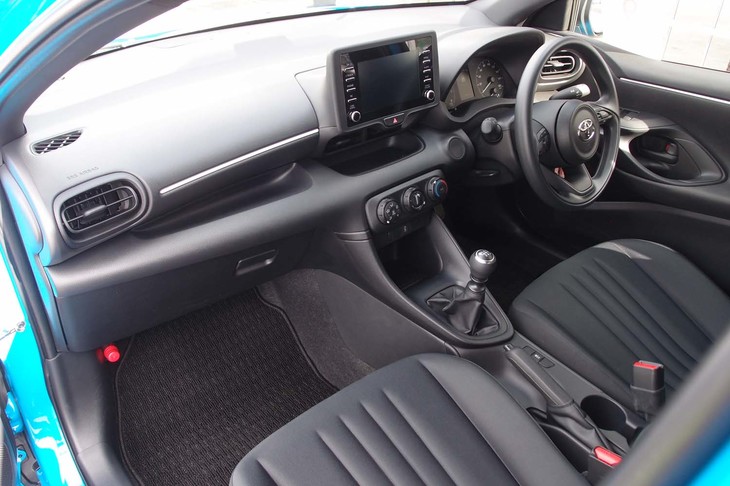 6MT車のインテリア。「ヤリス」のステアリングホイールは先代より小径化。リム（370mm→365mm）、センターパッド（180mm→140mm）ともに小さくなっている。（写真＝webCG）
