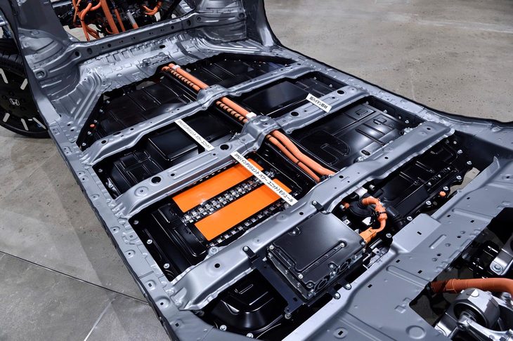 バッテリー容量は35.5kWhで、一充電走行可能距離はベースグレードが283km、上級グレードの「アドバンス」が259kmとなっている（WLTCモード）。