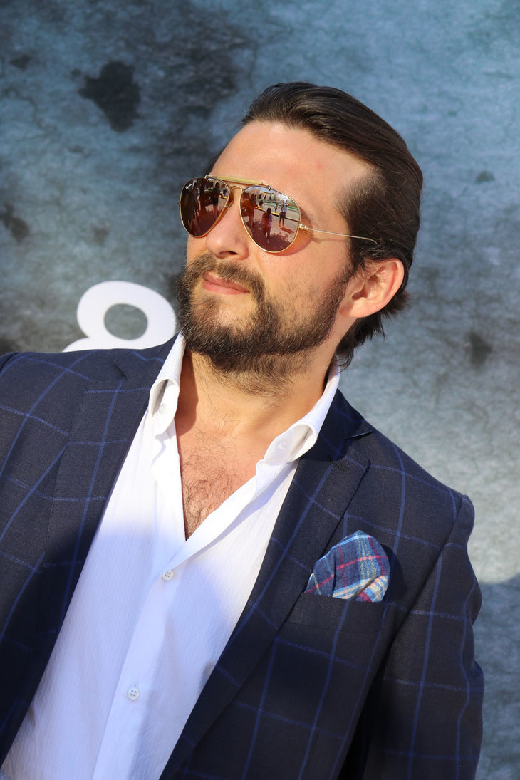 レイバンのティアドロップ型サングラスは、ファッションにおける1970～1980年代風リバイバルの先駆けとなった。2017年夏フィレンツェ「ピッティ・イマージネ・ウオモ」で。