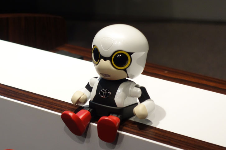 座高10cm／体重183g。連続コミュニケーション可能時間は約2.5時間。