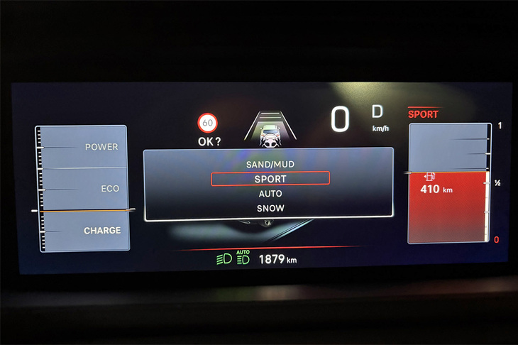 一般走行に適した「AUTO」、スポーティーな走りが楽しめる「SPORT」、雪道用の「SNOW」、そして砂／泥用の「SAND／MUD」の4パターンからドライブモードを選択できる。