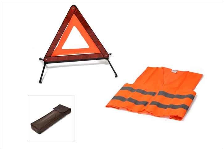 Reutte（ロイター） 緊急キット
	2万4840円（税込）
	
	三角停止板と、道路で安全に作業するためのベストがセットになった緊急キット。シート下やトランクに収納しやすいサイズが特徴。「ポルシェ356」のボディーを製造するメーカーだったロイター。現在はレカロ社として存在するが、ヴィンテージカーブームの流れで復活。ロイターのロゴが光るレザーケース付き。