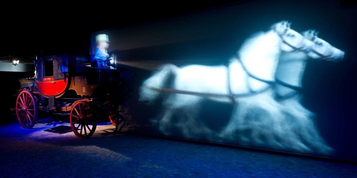 館内に入って最初に目につくのはこのシーン、「馬車からエンジンへ」。左に見えるのはカロッツァ・ディ・ボルディーノ。製作されたのは1854年、江戸時代後期のことである。馬車を改造、蒸気自動車に仕立てたのは、イタリアでは自動車製作のパイオニアとして知られた軍人、ヴィルジニオ・ボルディーノ。3tの車体は毎時30kgのコークスを燃やしつつ8km/hで走行したという。