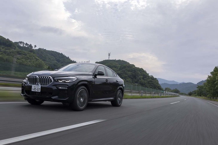 マイルドハイブリッド化された3リッター直6ディーゼルターボエンジンを搭載する「BMW X6」が国内導入されたのは2021年2月のこと。「X5」「X7」にも同様の改良が施された。