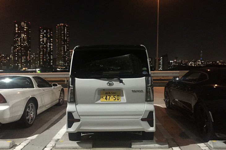 ジャムパンとクリームパンの間に食パンが立っている!?