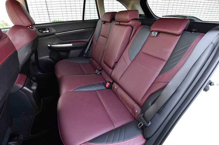 後席の様子。背もたれは60：40の分割可倒式で、写真のように角度の調節ができる。