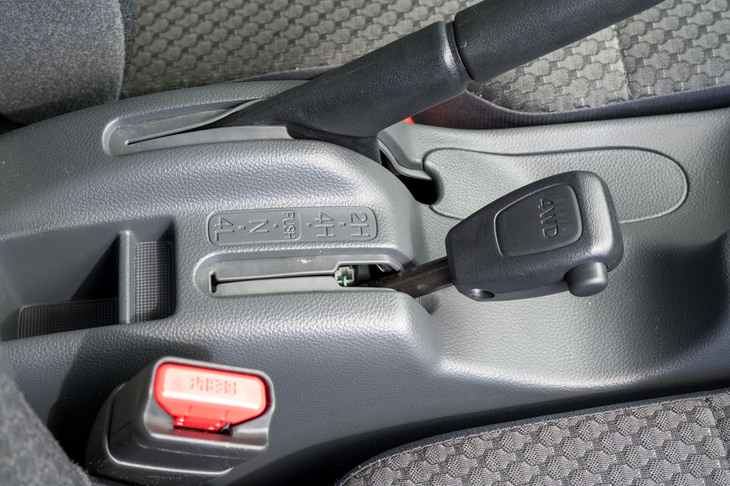 センターコンソールに備わるトランスファーレバー。2Hと4Hの切り替えは、車速が80km/h以下であれば走行中（ただし直進時）でも可能だが、4H↔N↔4Lの切り替えは停車中にしかできない。