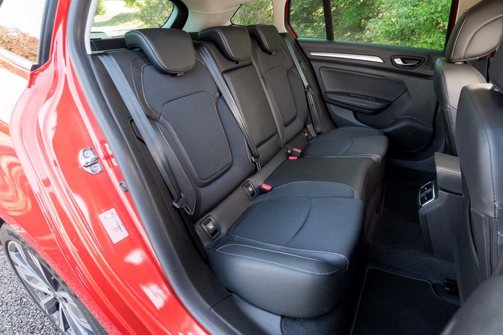 リアシートの広さはご覧の通り。ハッチバックよりも40mm長いホイールベースが効いている。