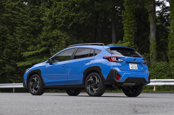 【スバル・クロストレック プレミアムS：HEV EXのスペック】
	ボディーサイズ：全長×全幅×全高＝4480×1800×1580mm／ホイールベース：2670mm／車重：1660kg／駆動方式：4WD／エンジン：2.5リッター水平対向4 DOHC 16バルブ／モーター：交流同期電動機／トランスミッション：CVT／エンジン最高出力：160PS（118kW）/5600rpm／エンジン最大トルク：209N・m（21.3kgf・m）/4000-4400rpm／モーター最高出力：119.6PS（88kW）／モーター最大トルク：270N・m（27.5kgf・m）／タイヤ：（前）225/55R18 98V M＋S／（後）225/55R18 98V M＋S（ファルケン・ジークスZE001A A/S）／燃費：18.9km/リッター／価格：405万3500円
	
	【取材時の燃費データ】
	テスト距離：489.5km（市街地1：高速道路7：山岳路2）／使用燃料：36.6リッター（レギュラーガソリン）／参考燃費：13.4km/リッター（満タン法）／13.2km/リッター（車載燃費計計測値）