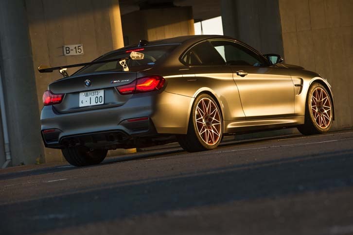 量産車としては世界で初めて採用された有機LED式のテールランプ。光源が平面であるため、全体を均一に発光させることができる