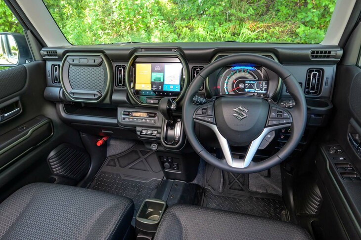 高い人気を保っていることもあり、今回の改良でも内外装デザインの変更はほぼなし。全車をコネクテッドサービスに対応させるなど、機能・装備のアップデートが変更の中心となっている。