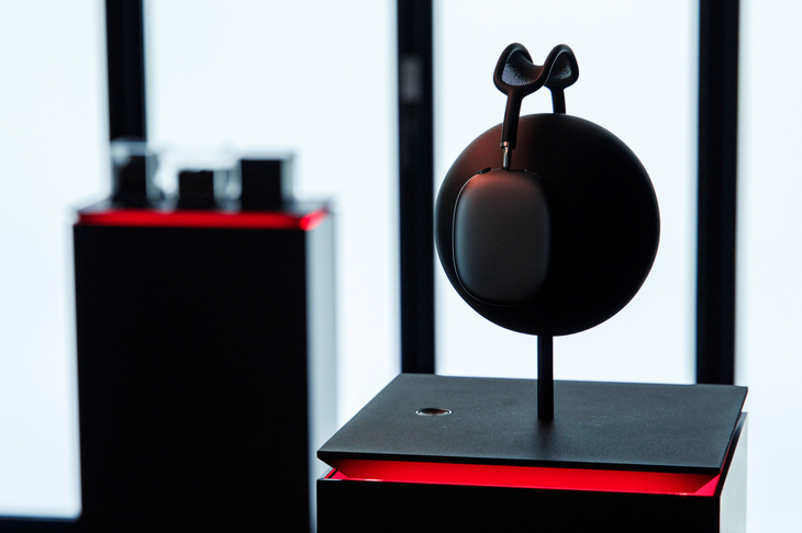 手前のヘッドホンでは、4.4リッターV8エンジンのサウンドを聞くことが可能。