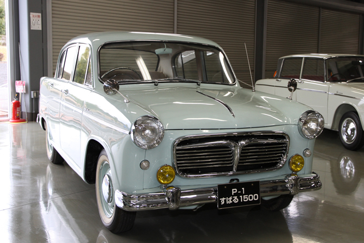 1954年「スバルP-1」。国産初のフルモノコックボディーをはじめ進歩的な設計の、富士重工業初となる乗用車。運輸省（当時）による性能テストでもトップの成績をおさめたが、諸事情により生産化には至らず、20台の試作のみで終了した。