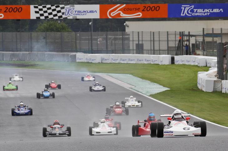 1979年までにつくられた（継続生産含む）、軽自動車用エンジンを使ったフォーミュラマシンによるFLレース決勝のスタートシーン。出走は15台。