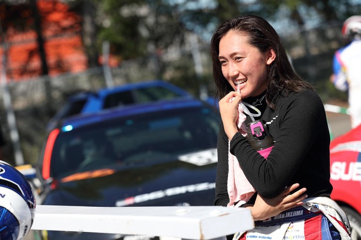 第1ヒートを9位でフィニッシュし、パルクフェルメで喉をうるおす池島実紅選手。第2ヒートでは総合10位でチェッカーを受け、シリーズ参戦以来初となる悲願のポイントを獲得した。