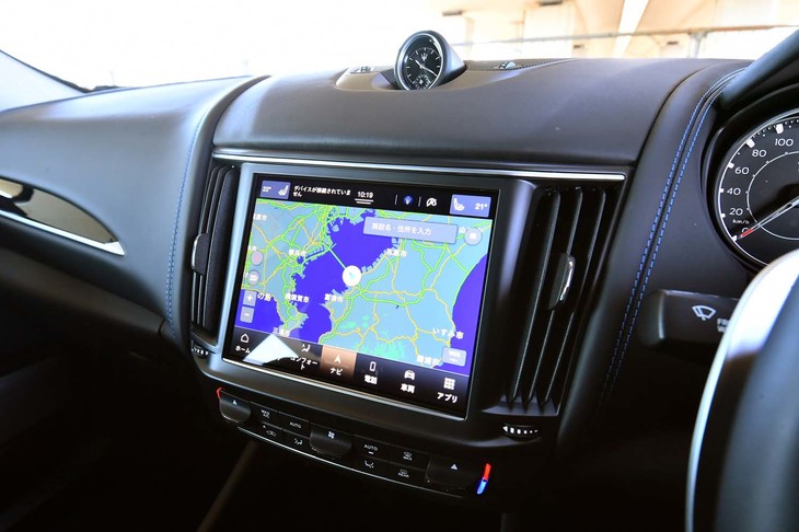タッチパネル式の8.4インチセンターモニター。インフォテインメントシステムの操作デバイスは、シフトレバー周辺にレイアウトされている。
