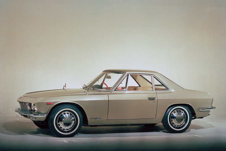 1965年に発売された初代「日産シルビア」。1.6リッター直4 OHVエンジンを積んだ「フェアレディ1600」のシャシーにハンドメイドの2座クーペボディーを架装。120万円という価格は当時の日産の乗用車で2番目に高かった。