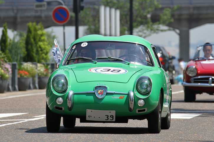 珍しくグリーンに塗られた、ダブルバブルのルーフを持つ1959年「アバルト750GTザガート」。