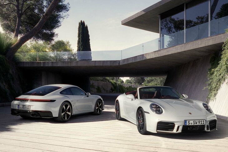 「ポルシェ911カレラS」（写真左）および「911カレラSカブリオレ」（同右）。