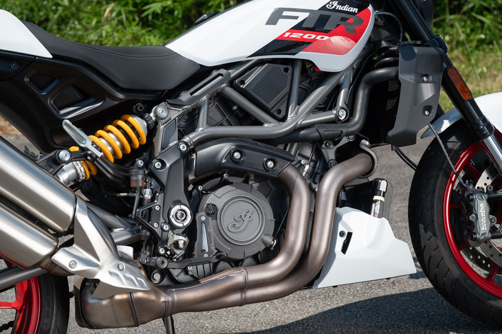 エンジンは排気量1203ccの水冷4ストロークV型2気筒DOHCで、最高出力123HP（米国仕様参考値）、最大トルク118N・mを発生。「レイン」「スタンダード」「スポーツ」という3つのライドモードに応じて、レスポンスやパワーデリバリーが変化する。