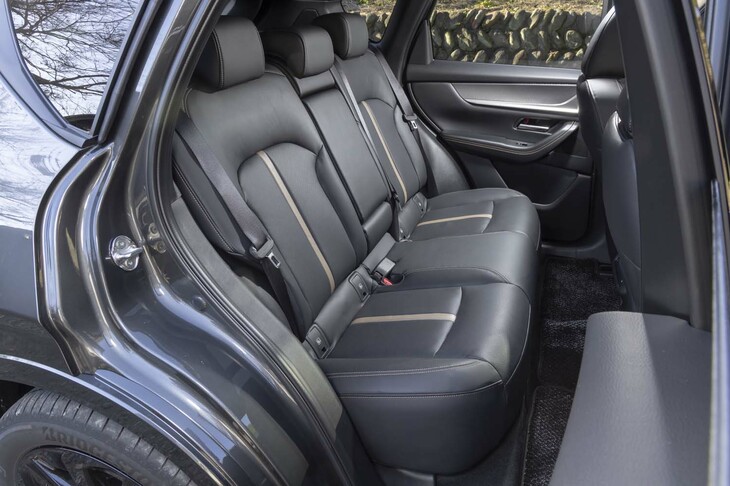 後席は60：40分割でリクライニングが可能。座面高などはもう少しあってもいい。