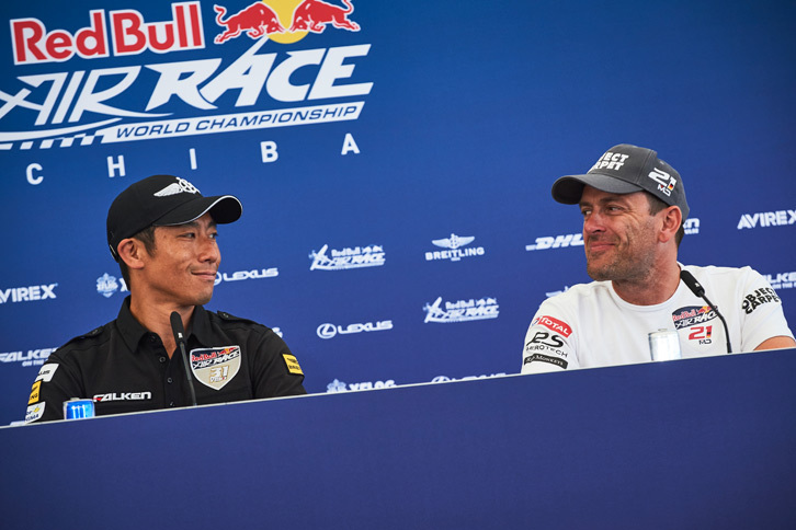 予選が行われた6月4日の記者会見にて、マティアス・ドルダラー選手（写真向かって右）と室屋義秀選手（同左）。今回の第3戦では「ラウンド・オブ8」で対戦し、室屋選手に軍配が上がった。（Armin Walcher/Red Bull Content Pool）