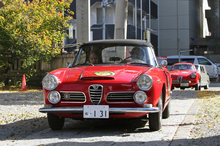 1960年「アルファ・ロメオ2600スパイダー」。トゥーリング製のコンバーチブルボディーに2.6リッター直6 DOHCエンジンを搭載。