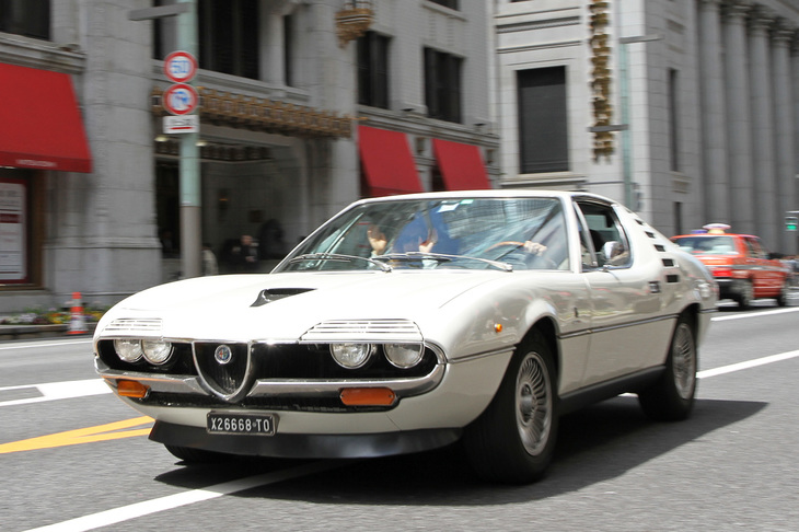 これも京都からのエントリー車両である1972年「アルファ・ロメオ・モントリオール」。シャシーは初代「ジュリア」系がベースのためやや腰高だが、それを目立たせないデザインはベルトーネ時代のガンディーニによるもの。