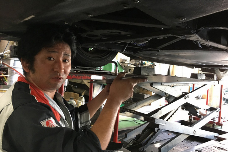 内田カーワールドの神崎氏。アライメントのプロであり、真面目で作業は正確。私（※平澤氏）は彼に全幅の信頼を置いている。