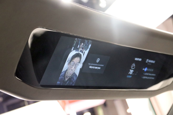 パーツサプライヤー「ヒュンダイモービス」の顔認証デバイス。従来のサンバイザー位置に設置した理由をスタッフに聞いたところ、「最も認識に適している場所だから」とのことだった。