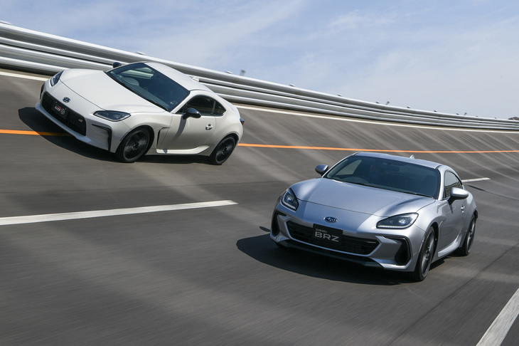 新型「スバルBRZ」（右）と「トヨタGR 86」（左）。