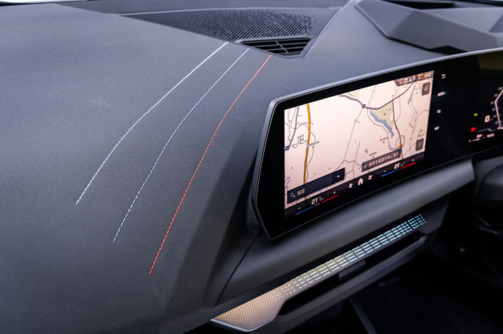 樹脂ソフトパッドのダッシュボード上に、伝統のワークスカラーがステッチで表現されている。このデザイン処理は最新の「1シリーズMスポーツ」モデルにも共通する。