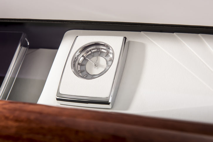 助手席前方に設置されたアナログクロック。