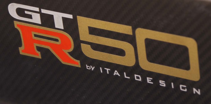 ボディーサイドのロゴ。