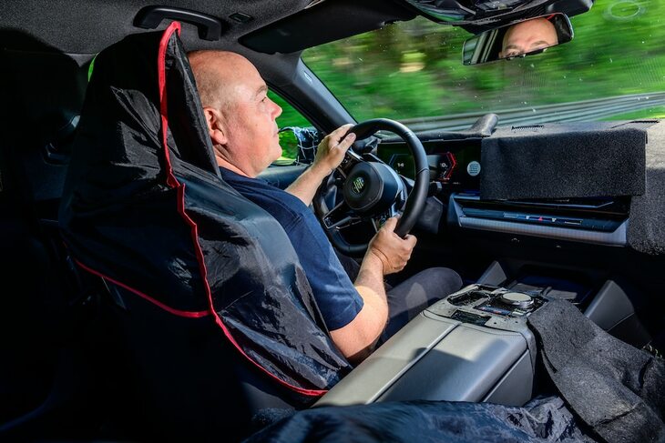 ハンドリングのよさも新型「M5」の長所のひとつ。2.4t超という車重を感じさせない身のこなしを見せる。