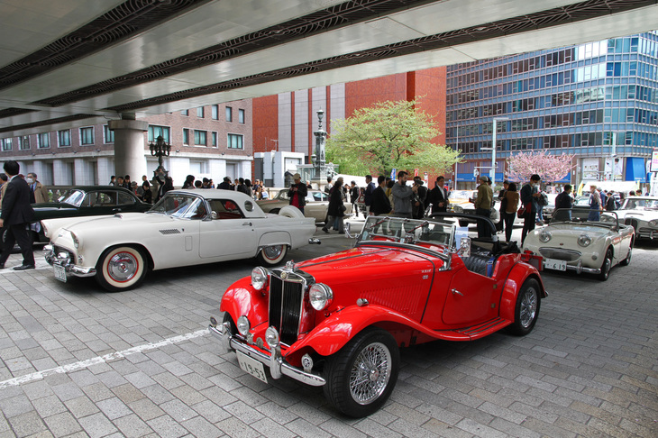 日本橋橋上にて、手前は1953年「MG TD」、その隣は1956年「フォード・サンダーバード」、後ろは通称カニ目こと1959年「オースチン・ヒーレー・スプライトMk1」。