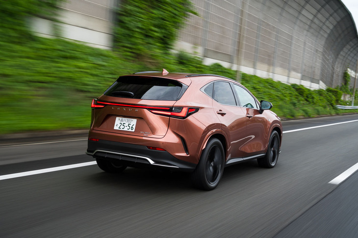 フロントに横置きで搭載される2.4リッター4気筒ターボエンジンは最高出力279PS、最大トルク430N・mを発生する。