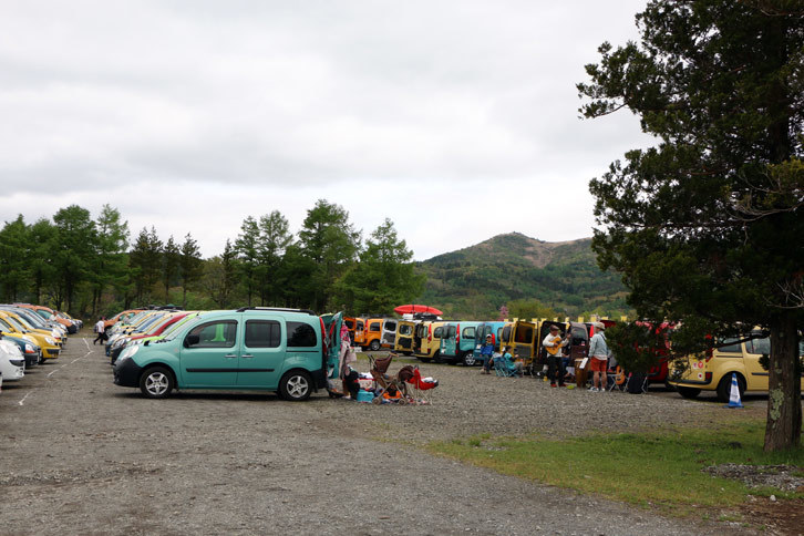 駐車エリアにテーブルやイスを並べ、仲間や家族と語らいながらのんびり過ごすのも、イベントの楽しみ方のひとつ。なかにはギターを奏でる人も……。
