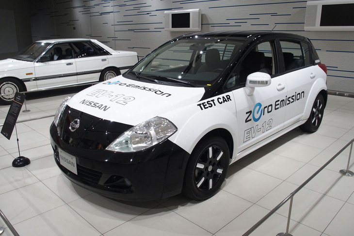 電動パワートレインが搭載された「日産ティーダ」のテストカー。