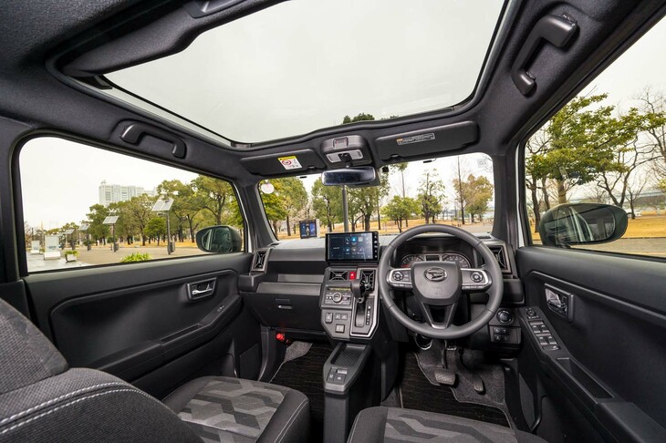 「スカイフィールトップ」のおかげで、車内は前席、後席ともに開放的だ。