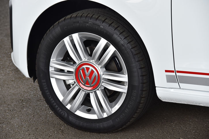 レッドのセンターカバーが目を引く、15インチのツインスポークアルミホイール。