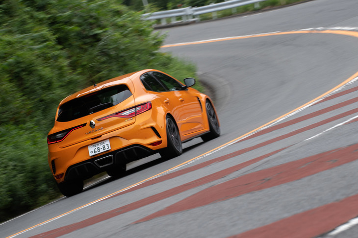 ボディーカラーは「オランジュトニックメタリック」「ブランナクレメタリック」「グリチタニアムメタリック」の3色。テスト車に用いられていたオランジュトニックメタリックは、15万6600円の有償オプションとなる。