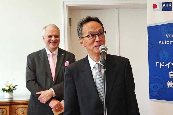 三菱ふそうトラック・バスの松永和夫会長は、今回のプロジェクトについて「日本で最近課題となっている、リスキリングの観点からも重要な、またとない制度」とコメント。なお同社では、社内における整備士育成を、最終的に完全に「ドイツ専門職業訓練 自動車整備士養成プログラム」に移行するとしている。