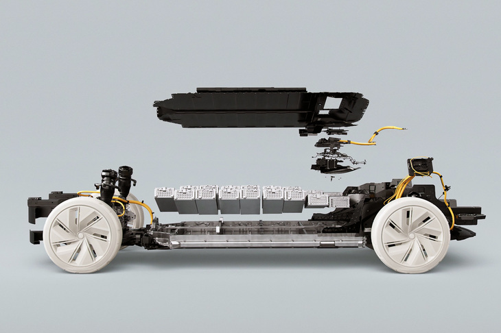 車体の床下に敷き詰められる走行用バッテリー。EVの収益率はエンジン車より低いとされているが、ボルボは営業利益率の向上を目標に掲げている。