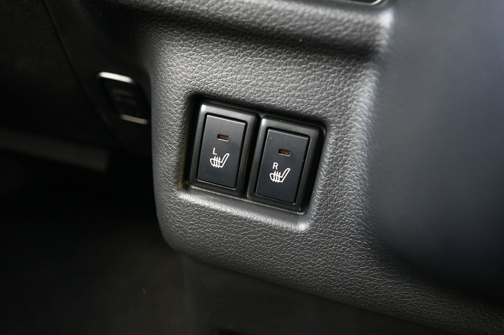 前席のシートヒーターもスズキの軽商用車初（「GF」グレードは運転席のみ）。